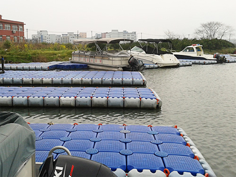Pontoon tubo flosas